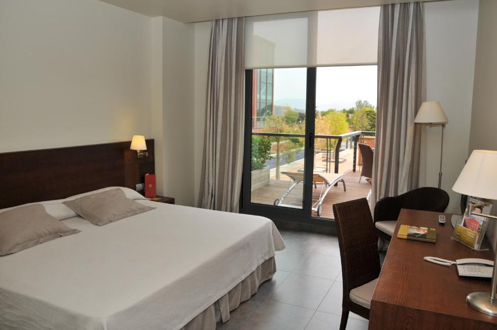 Hotel Barcelona Golf Resort 4 Sup 圣埃斯特韦·塞斯罗维尔 客房 照片